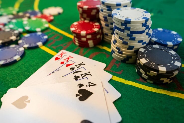 Live blackjack tournament with dealer and multiple player stations